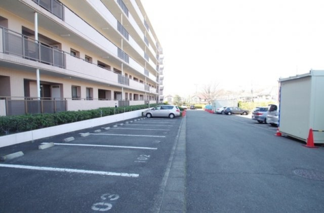 川崎市麻生区栗平２丁目の賃貸マンションの駐車場