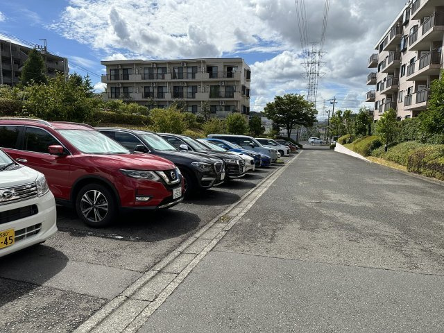 川崎市麻生区栗平２丁目の賃貸マンションの駐車場