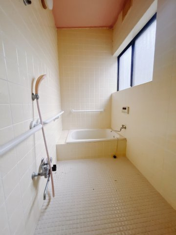 【中古戸建】高崎市吉井町南陽台1丁目の浴室|■浴室｜デザイン性に優れた浴室♪1日の疲れを癒す、ゆったりとしたバスタイムをぜひお過ごしください(*＾＾*)大きな窓付きで嬉しい♪