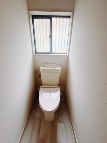 【中古戸建】高崎市吉井町南陽台1丁目のトイレ|■トイレ｜白を基調とした1階のトイレ。窓付きのトイレで常に換気もでき、綺麗を保てます♪