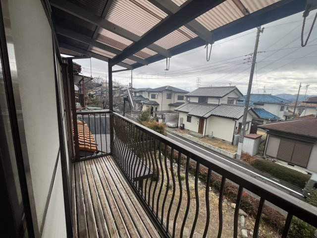 【中古戸建】高崎市吉井町南陽台1丁目のバルコニー|■バルコニー｜共働きのご家庭に嬉しい屋根付きバルコニー！急に雨が降ってきても安心です♪