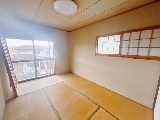 【中古戸建】高崎市吉井町南陽台1丁目の和室|■2階和室｜和室を書斎にしたり、冬にはコタツを敷いて家族みんなで年越しをするのもいいですね。家族みんなのお気に入りの空間になります♪