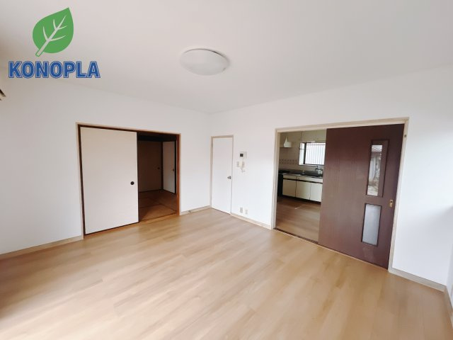 【中古戸建】高崎市吉井町南陽台1丁目の居間・リビング|■リビング｜時の流れと共に陽射しは装いを変え空間に新たな彩りを与えます。一日中家に居ても飽きることなく過ごすことができる素敵な空間です♪