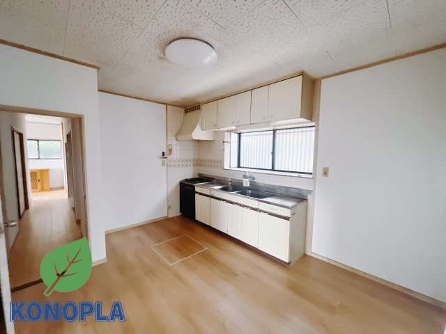 【中古戸建】高崎市吉井町南陽台1丁目のダイニング|■ダイニング｜落ち着きのある表情を見せるリビングダイニング。太陽の光がたっぷり差し込むリビングは、自然とご家族が集まる居心地の良い空間です。