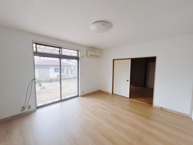 【中古戸建】高崎市吉井町南陽台1丁目の居間・リビング|■リビング｜窓がたくさんあるので換気もOKです＾＾