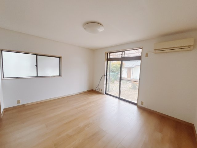 【中古戸建】高崎市吉井町南陽台1丁目の居間・リビング|■リビング｜陽当たり良好のリビングダイニング♪賃貸では叶わなかった、お友達とのホームパーティや大音量で映画やテレビを楽しむことができます(*^^*)