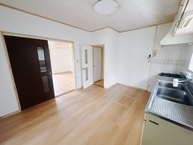 【中古戸建】高崎市吉井町南陽台1丁目のキッチン|■キッチン｜ワークトップの幅が広く、お子様といっしょにお料理をつくったり、ちょっとしたパーティーも楽しめます。フラットなのでお掃除がしやすいのもポイントです♪