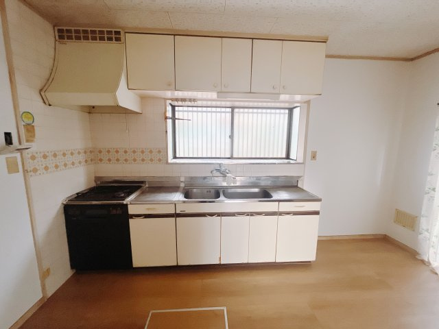 【中古戸建】高崎市吉井町南陽台1丁目のキッチン|■キッチン｜大きなお鍋や調理用具のも出し入れラクラクな収納がたっぷり！毎日使う場所だからこそ、無理のない姿勢で作業できるのは嬉しいポイントですね(*＾＾*)♪