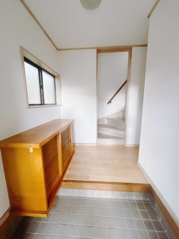 【中古戸建】高崎市吉井町南陽台1丁目の玄関|■玄関｜毎日の「いってらっしゃい」や「お帰りなさい」を大切なご家族と過ごす玄関は〈使いやすさ〉を追求しております。玄関横の物入は急な来客時でもさっとお片付けできるスペースを確保しています。