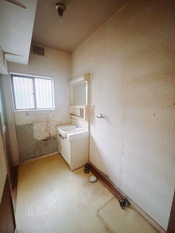 【中古戸建】高崎市吉井町南陽台1丁目の独立洗面台|■洗面室｜大きな鏡で朝の身支度もラクラク♪毎日の忙しい準備が楽しくなる洗面所です(^^♪