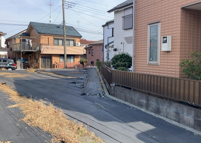 【外観】 | 家を建てる場合、方位は要チェックです。現実的に日当たりのよい家ならばリビングは南側、建築基準法でも北側に当たる家への配慮は求められています。土地を見学に行く際は、方位磁針を持って行くようにしましょう。
