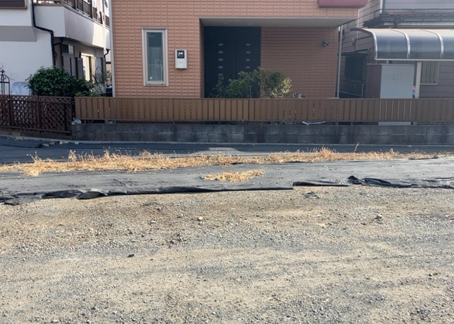 【外観】 | 土地の前の道路に消火栓が設置されていることがあります。この場合、道路交通法第45条第1項により、駐車禁止の場所が指定されています。そのため、車庫などの駐車スペースをつくることができない場合があります。