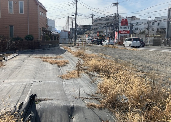 【外観】 | 現地に行くなら、物件の周囲の地形がどうなっているかを見ることも大切です。周辺より低くなっている土地では、大雨などで水が集まりやすいため、地盤が弱くなっているということも考えられるため、注意が必要です。