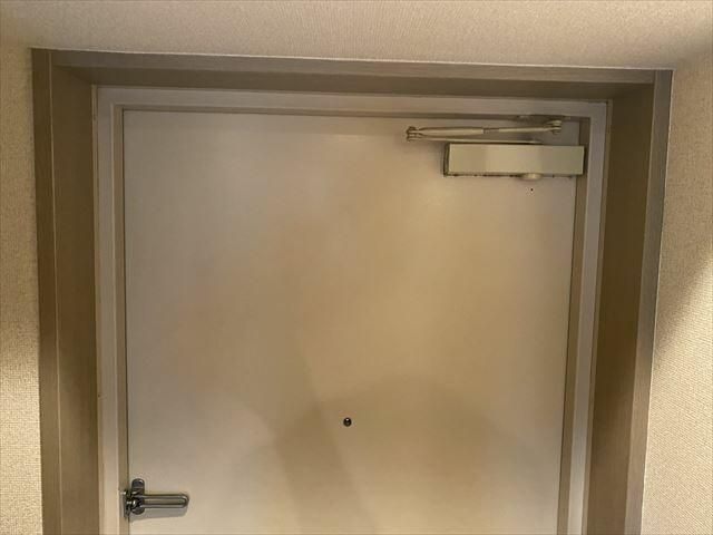 スカイコート新宿第８の玄関