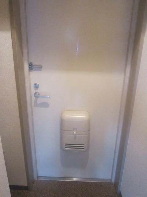 スカイコート新宿第８の玄関