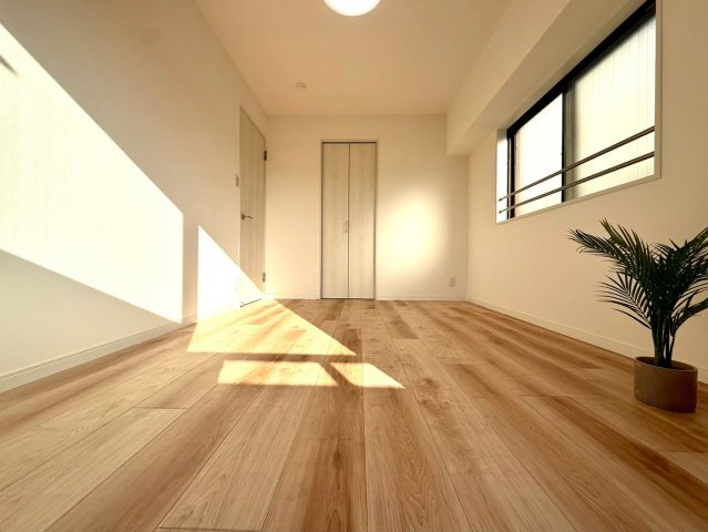 ライオンズマンション根岸第5の洋室|使い勝手の良いクローゼットを備えた洋室。衣類や季節物もすっきり収まり、居室空間を美しく保つことができます。整った暮らしを叶える設計です。