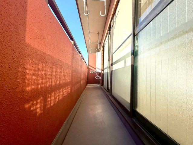 ライオンズマンション根岸第5のバルコニー|奥行きのあるバルコニーは、洗濯物干しにもゆとりある広さ。外の光と風を身近に感じながら、快適な日常を支えてくれます。