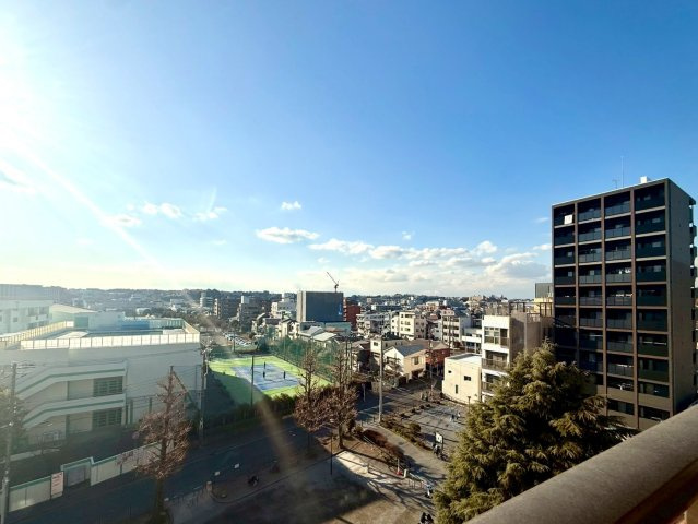 ライオンズマンション根岸第5の展望|開けた眺望が広がるバルコニーからの景色。空と街並みを一望し、時間帯ごとに表情を変える景観が、日々の暮らしに彩りを添えます。