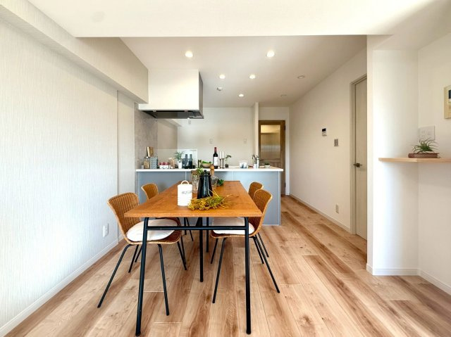 ライオンズマンション根岸第5の居間・リビング|【Living Dining】
ゆったりとしたダイニングは、日常の食事から特別なひとときまで美しく受け止める空間。洗練された設えが、食卓を上質に彩ります。