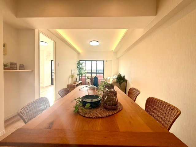 ライオンズマンション根岸第5の居間・リビング|【Living room】
木の温もりと柔らかな光に包まれたリビングダイニング。家族が自然と集まり、会話と笑顔が生まれる、心地よい時間を紡ぐ上質な空間です。