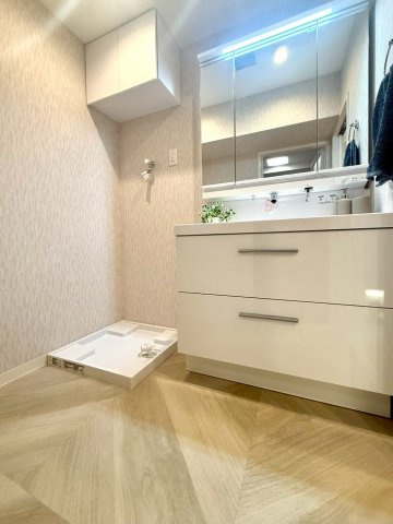 ライオンズマンション根岸第5のキッチン|明るく清潔感のある洗面スペース。収納力のある洗面化粧台が、忙しい朝の身支度も快適にサポートしてくれます。