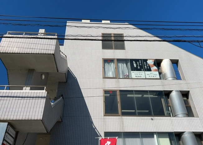 【外観】 | エステート中町 | 家を建てる場合、方位は要チェックです。現実的に日当たりのよい家ならばリビングは南側、建築基準法でも北側に当たる家への配慮は求められています。土地を見学に行く際は、方位磁針を持って行くようにしましょう。