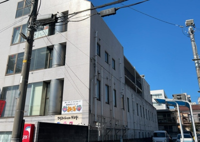 【外観】 | エステート中町 | 土地を買う際、住む地域の自治体や福祉の補助制度にも注目してみましょう。子供や老人の医療補助やゴミ出しのルールなど、自治体によってルールに大きな違いがあるため、暮らしやすい土地で判断するとよいでしょう。