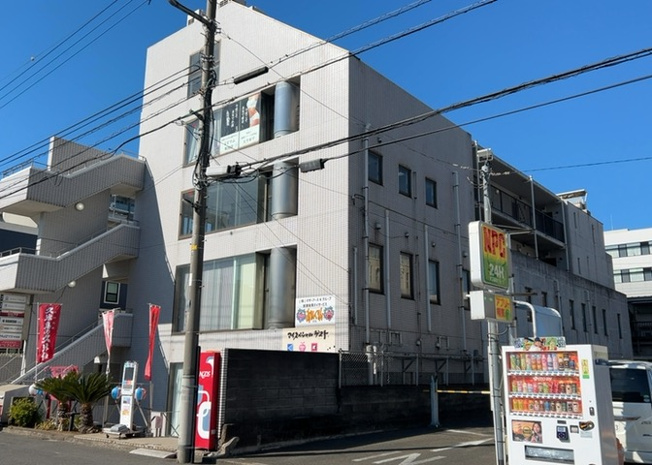 【外観】 | エステート中町 | 現地に行くなら、物件の周囲の地形がどうなっているかを見ることも大切です。周辺より低くなっている土地では、大雨などで水が集まりやすいため、地盤が弱くなっているということも考えられるため、注意が必要です。