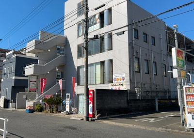 【外観】 | エステート中町 | 隣家の土地はどうなっているのか、生活利便施設が近くにあるのか、学校まで近いかなど、お客様のライフスタイルにあわせたイメージが重要です。また、近くにあると困る施設が近くにないかも確認するといいでしょう。