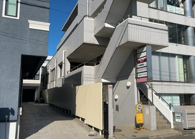 【外観】 | エステート中町 | 人が暮らすうえで日光は大切な要素となります。日当たりの良さは譲れないポイントですね。併せて近くに大きな建築物の建築予定がないか、あるいはそれが可能な土地が近くにないか事前に確認することもお勧めします。