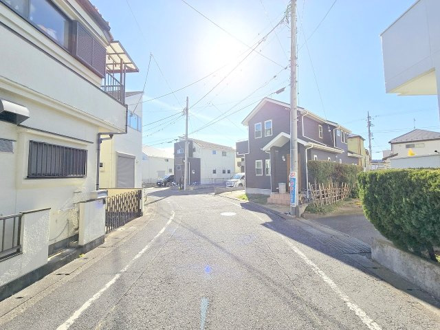 青梅市河辺町６丁目　再生中古住宅の前面道路含む現地写真