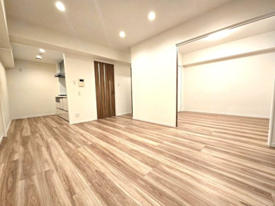 【居間・リビング】 | ジョイナス天神タワー | スライド式の間仕切りのある居室です♪
開いたままにしてリビングを大きく使うことも可能です♪