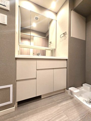 【独立洗面台】 | クリオラベルヴィ呉服町 | 個人的に、リフォームするならこだわりたいランキング第1位！！洗面です。収納豊富な3面鏡は朝の強い味方
