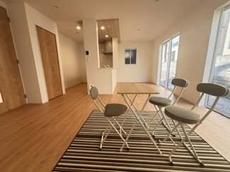 【居間・リビング】 | 安佐北区口田2　（安芸矢口駅）NO1 | 大きな窓が設置された17.25帖リビング☆対面式のキッチンでリビングが見渡せるので、お子様やご家族の様子が見えて安心です♪