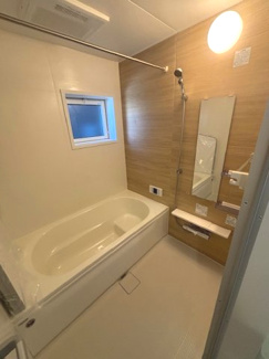 【浴室】 | 安佐北区口田2　（安芸矢口駅）NO1 | ゆったりした浴槽は、足を伸ばしてゆったり湯船につかることができます。
浴室換気乾燥機付きでカビ予防やヒートショック予防に安心です☆