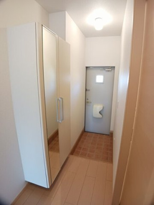 【玄関】 | ハーヴェストⅡ | 収納もある玄関です