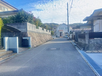 【前面道路含む現地写真】 | 佐伯区五月が丘1丁目　全２区画　NO1【外構工事込】
