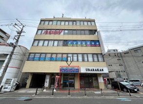 出原ビルの外観