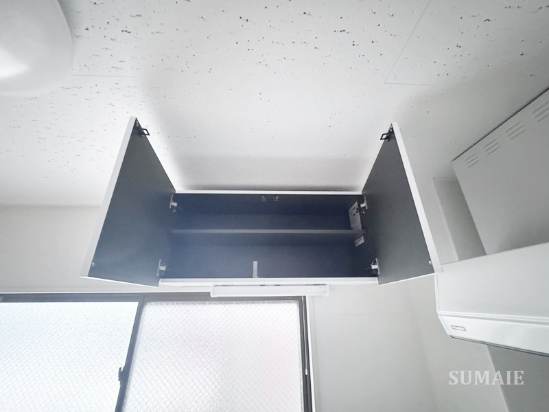 イーストハウスⅠのキッチン|吊戸棚です