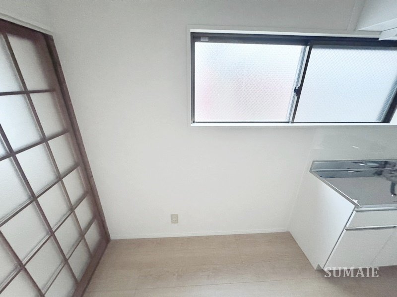 イーストハウスⅠのキッチン|冷蔵庫置き場です