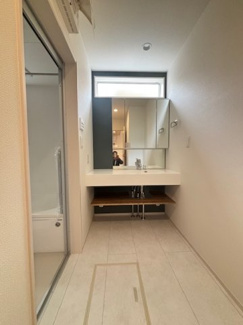 【独立洗面台】 | 安佐南区川内4丁目　限定1棟 | 三面鏡付きの洗面台は、メイクもドライヤーも余裕のスペースです☆