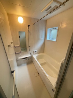 【浴室】 | 安佐南区川内4丁目　限定1棟 | 　ゆったりした浴槽は、足を伸ばしてゆったり湯船につかることができます。
浴室換気乾燥機付きでカビ予防やヒートショック予防に安心です☆
