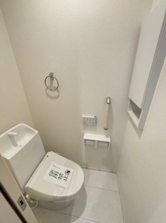 【トイレ】 | 安佐南区川内4丁目　限定1棟 | シンプルなデザインはお掃除やしやすく衛生的。温水洗浄便座付き　トイレ×２
