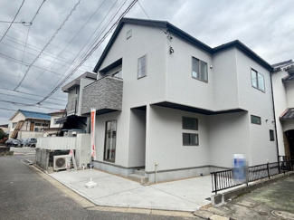 【外観】 | 安佐南区川内4丁目　限定1棟 | ☆バス停まで徒歩2分☆川内小学校まで徒歩4分☆城南中学校まで徒歩20分☆マルシェ徒歩7分☆ダイキ徒歩8分☆駐車スペース2台分
