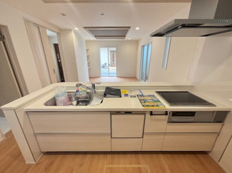 【居間・リビング】 | 安佐南区川内4丁目　限定1棟 | オール電化☆火を使わないIHクッキングヒーターで安全調理☆凹凸がないのでお掃除もラク☆