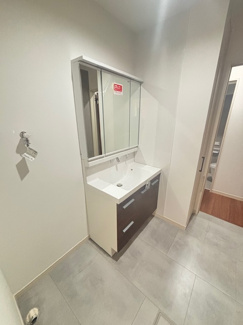 【独立洗面台】 | 安佐南区上安2（AL上安駅）全3棟　NO2 | 三面鏡付きの洗面台は、メイクもドライヤーも余裕のスペースです☆