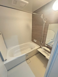 【浴室】 | 安佐南区上安2（AL上安駅）全3棟　NO2 | ゆったりした浴槽は、足を伸ばしてゆったり湯船につかることができます。
浴室暖房乾燥機付き☆