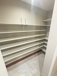 【玄関】 | 安佐南区上安2（AL上安駅）全3棟　NO2 | 玄関の奥にあるシューズインクローゼット☆キャンプ用品やゴルフ用品などをスッキリ収納できます。