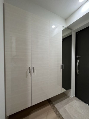 【玄関】 | CITY PRIME 南千住 | 収納もある玄関です