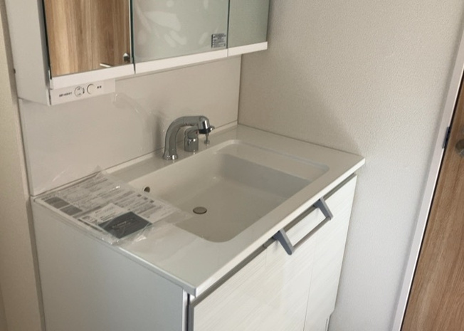 【バルコニー】 | バルコニーは、室外の専用スペースのうち、「屋根がなく開放された空間」であるものを指します。ベランダより広いタイプのものが多く、日当たりもよいため家庭菜園などを楽しみたい人にとって適した環境となります。